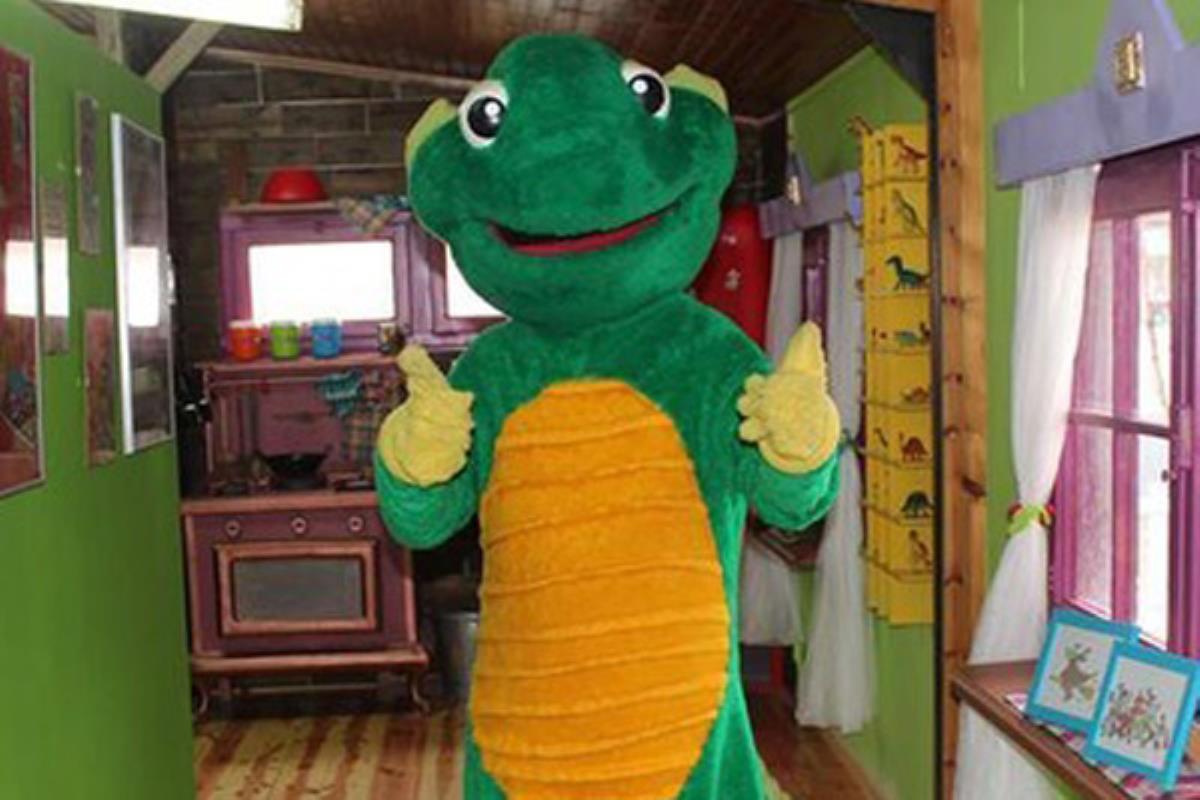 Este proyecto premiado por UNICEF lleva obras de teatro educativas a los coles